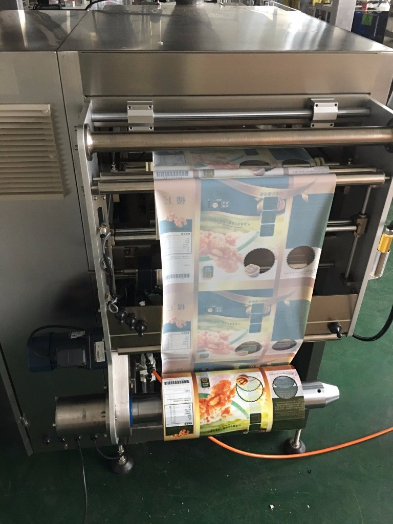 VFFS Collar Type 14heads Puffed Food Packing Machine Weighing 100g